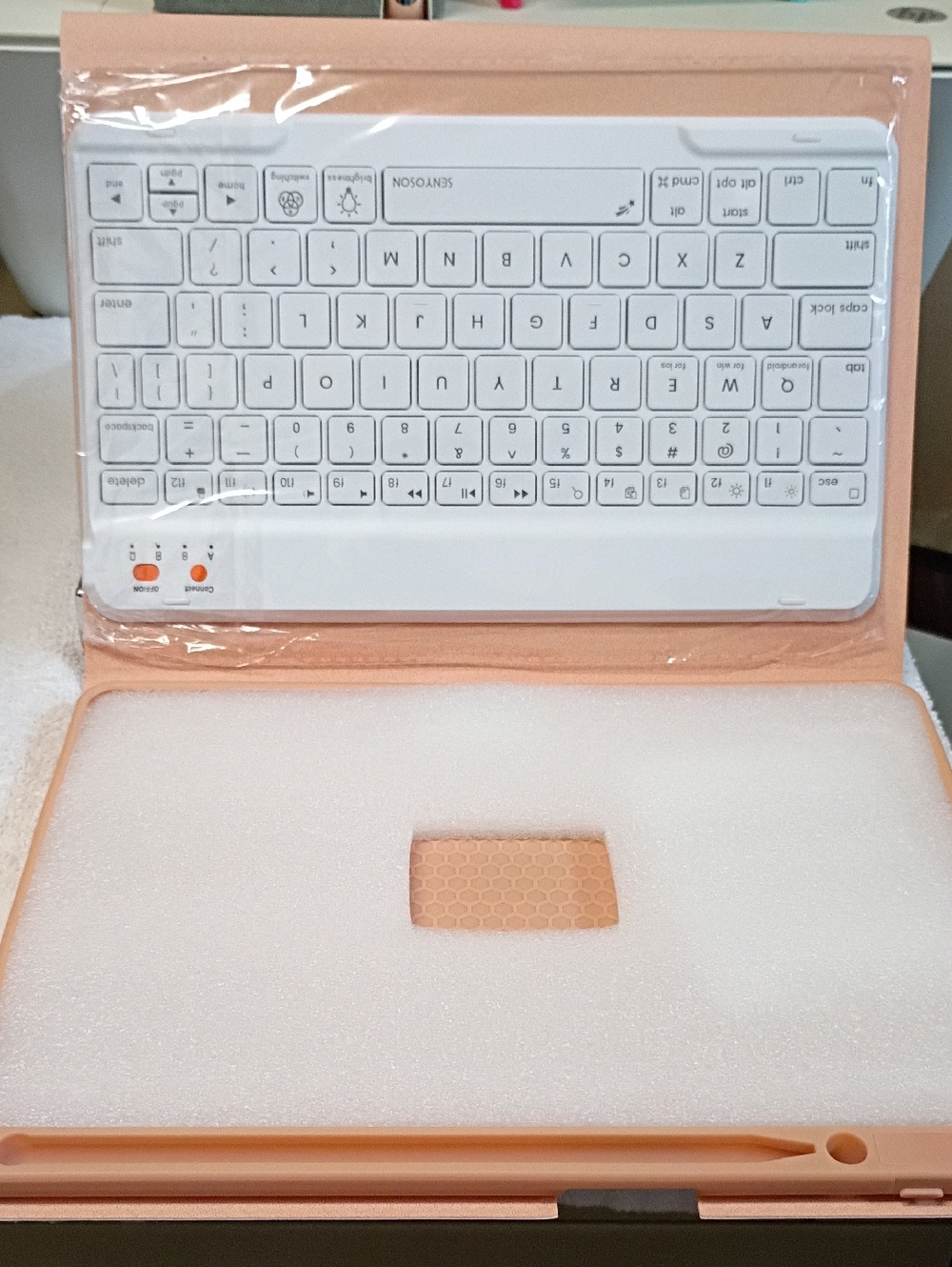 Wireless Keyboard - Picture 2 of 6